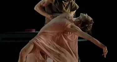 Ex Machina & Côté Danse, Hamlet, Prince of Denmark © Sasha Onyshchenko. Performers: Carleen Zouboules and Lukas Malkowski.