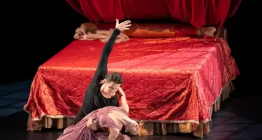 Ex Machina & Côté Danse, Hamlet, Prince of Denmark © Roman Boldyrev. Performers: Guillaume Côté and Greta Hodgkinson.