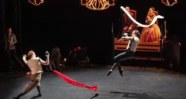 Ex Machina & Côté Danse, Hamlet, Prince of Denmark © Roman Boldyrev. Performers: Guillaume Côté and Lukas Malkowski.