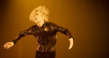 « Station »Choreographer: Louise LecavalierDancer: Louise LecavalierLighting: Alain Lortie
